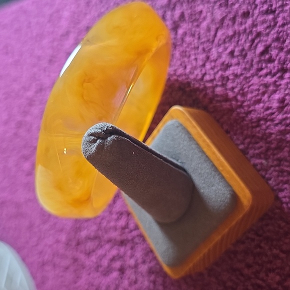 VINTAGE Set of Three Bangle Bracelets in Cream, Green, and Amber - Picture 5 of 7